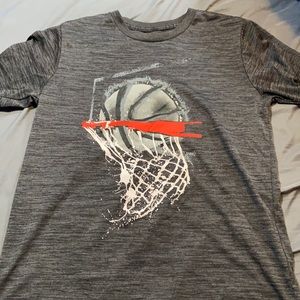 Nice fitted shirt, very comfortable to work out in